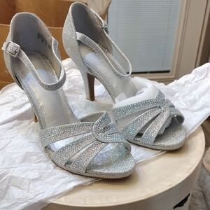 Elegant Silver Women's Heels Sz 8 New
